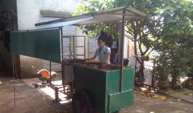 
Lương ít, trưởng phòng ở Đắk Lắk nghỉ việc về nhà đẩy xe bán hàng rong
