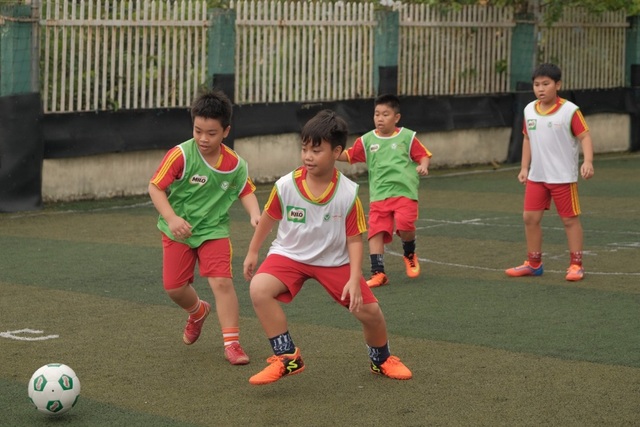 Nuôi dưỡng đam mê thể thao ở tuổi học đường - 4 Sau giờ học, các bé trường Lương Thế Vinh sẽ có khoảng 2 tiếng để tập với câu lạc bộ bóng đá. “Cũng nhờ chương trình mà nhiều tài năng được phát hiện,” thầy Sang tự hào cho biết.