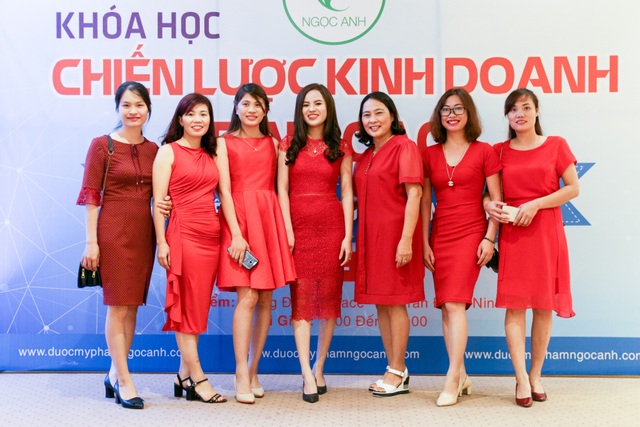 Nữ Phó Giám đốc 9X – Khác biệt để thành công - 4 Vũ Hòa cùng với đại diện các nhà phân phối của Công ty Ngọc Anh