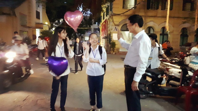 Thầy hiệu trưởng nhiều năm đứng chào học sinh mỗi sớm - chiều - 6 Học trò vui vẻ chia sẻ với thầy hiệu trưởng hôm nay trên lớp có gì vui buồn.