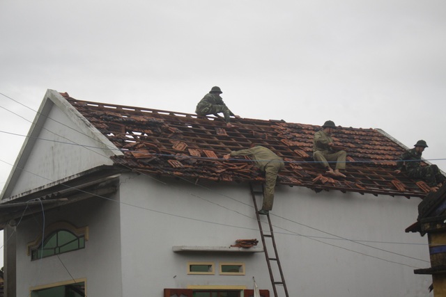 Lốc xoáy làm hơn 140 nhà tốc mái, thủy điện Sông Tranh 2 xả lũ lớn - 6 Lực lượng bộ đội Biên phòng hỗ trợ người dân lợp lại mái nhà