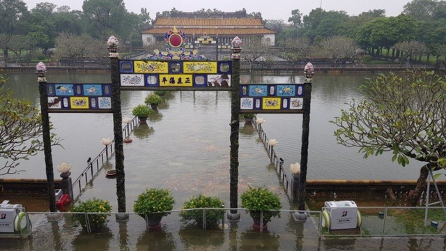 Hàng trăm nhà dân đang bị cô lập trong nước lũ - 10 Hoàng Thành Huế trong biển nước