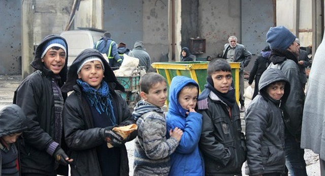 Cạn lương thực, người dân Syria phải "lục thùng rác" - 5
Trẻ em xếp hàng chờ được phát lương thực. Ảnh: Sputnik