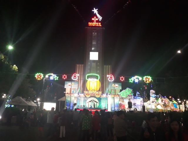 Rộn ràng đêm Noel khắp cả nước - 98 Thời tiết thuận lợi giúp người dân Quảng Ngãi đón đêm Giáng sinh vui vẻ, đầm ấm trong không khí náo nhiệt, đầy sắc màu