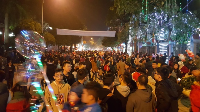 Rộn ràng đêm Noel khắp cả nước - 35
Càng về khuya, lượng người đổ về nhà thờ Phủ Lý càng đông