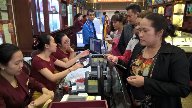 
Tại Cầu Giấy, ngoài các cửa hàng vàng lớn được người dân ghé mua như Bảo Tín Min Châu, DOJI, Phú Quý, nhiều cửa hàng vàng lẻ, tư nhân cũng tăng lượng bán so với ngày thường.
