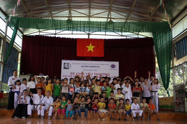 Đạo đường Aikidokids.vn - Lớp học võ đạo tốt nhất cho trẻ ngày hè - 5 Thầy trò đạo đường Aikidokids.vn tặng quà 1/6 cho trẻ em mồ côi bị nhiễm HIV
