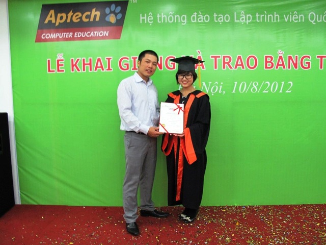 Những bạn trẻ thành công không nhờ đến tấm bằng đại học - 5
Ngô Thu Huyền chụp ảnh lưu niệm tại lễ tốt nghiệp Aptech Việt Nam vào năm 2012.