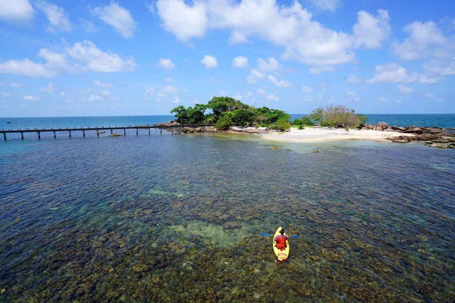 Du khách có thể nhìn xuyên qua làn nước trong vắt để ngắm nhìn hàng đàn cá biển rực rỡ sắc màu bơi giữanhững rạn san hô tầng thấp bao quanh resort.