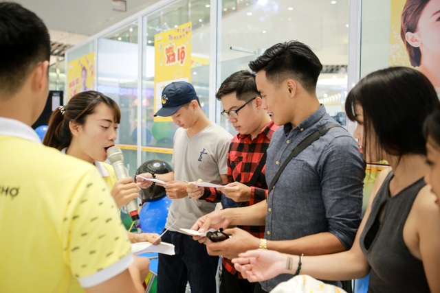 Người Hà Nội hào hứng “săn” ô tô giá rẻ qua… điện thoại - 5
Hàng trăm người đã có mặt để trải nghiệm việc mua xe trực tuyến tiện lợi