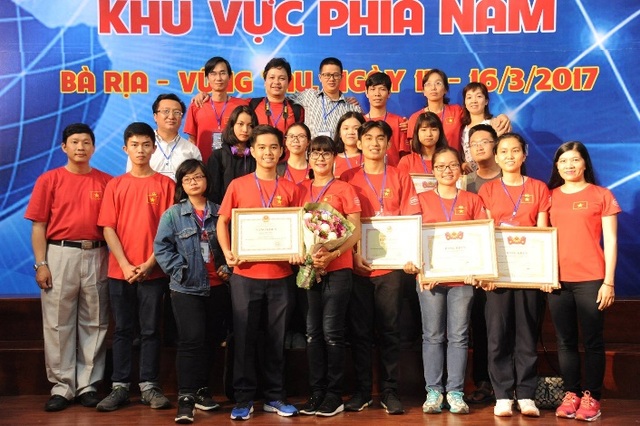 Xe lăn vượt địa hình - “Cú hích” đến học bổng toàn phần Mỹ 6,3 tỷ đồng - 5
Hình ảnh Hoàng Ngân cùng các thầy cô hướng dẫn 5 đội Lê Hồng Phong tại Cuộc thi Khoa học kỹ thuật cấp quốc gia 2016.