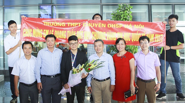 Thí sinh Đông Nam Á duy nhất giành HCV Olympic Tin học Quốc tế 2017 - 5 Quang Tuấn vui vẻ bên gia đình và bạn bè sau khi tham gia Olympic Tin học Quốc tế 2017 tại nước Cộng hòa Hồi giáo Iran và giành huy chương vàng.