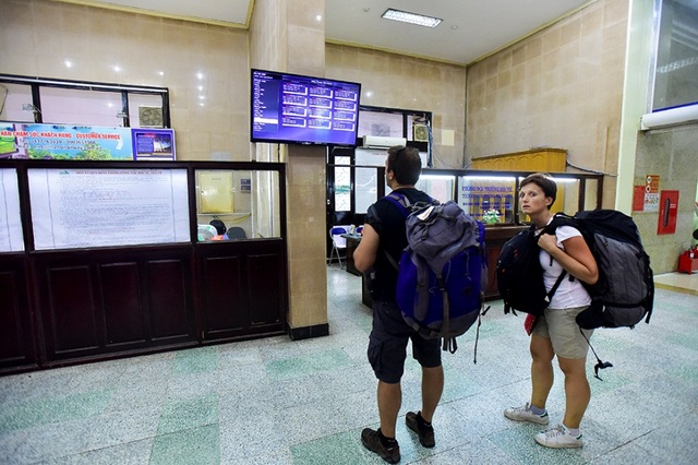 Hà Nội: Cận cảnh nhà ga trăm tuổi trước đề xuất di dời ra khỏi nội đô - 9
Không chỉ phục vụ khách trong nước, ga Hà Nội còn phục vụ khá đông khách nước ngoài. Tàu hoả vẫn là lựa chọn thường xuyên của nhiều khách du lịch quốc tế khi đến Việt Nam.