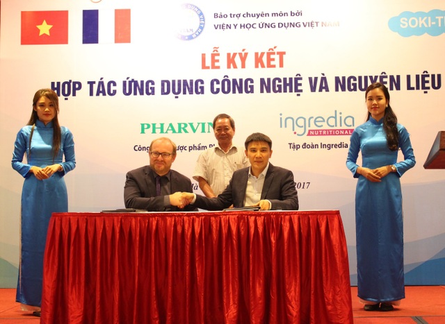 Lễ ký kết "Hợp tác ứng dụng công nghệ và nguyên liệu" - 5 Đại diện Công ty CP Dược phẩm Pharvina và Tập đoàn Ingredia thực hiện lễ ký kết.