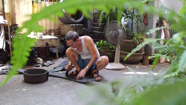 Chuyện lạ về "ông vua" đôi dép huyền thoại: Hạn chế người mua - 2 Đo khổ đế dép từ nguyên tấm cao su