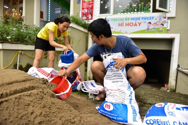 Hà Nội: Người dân hối hả “đắp đê” trước cửa nhà phòng mưa ngập sau bão - 5 Hà Nội: Người dân hối hả “đắp đê” trước cửa nhà phòng mưa ngập sau bão - 5