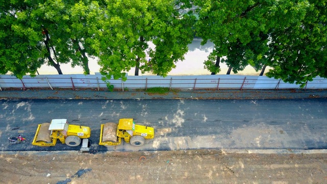Công trường đường vành đai hơn 8.500 tỷ đồng ở Hà Nội - 5
Dự án nằm trên địa phận hai quận Cầy Giấy và Bắc Từ Liêm, là cửa ngõ giao thông phía Bắc và Đông Bắc của Hà Nội.