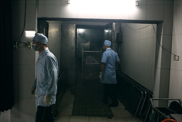 Chàng trai 9X và câu chuyện trang điểm cho hàng trăm tử thi - 2 Trước khi làm đẹp cho tử thi để đưa vào quan tài, Tùng cùng một đồng nghiệp vào nhà lạnh kiểm tra danh tính tử thi, mang xác ra bên ngoài.