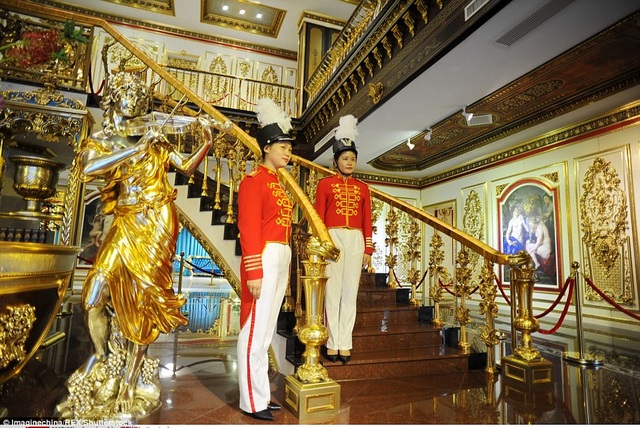 Choáng ngợp nội thất xa hoa bên trong “cung điện Versailles” ở Trung Quốc - 2 Choáng ngợp nội thất xa hoa bên trong “cung điện Versailles” ở Trung Quốc - 2