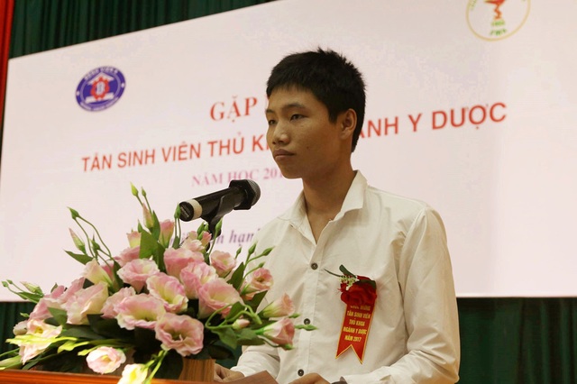 Vinh danh 46 thủ khoa đầu vào ngành Y, dược các tỉnh phía Bắc - 5 Em Hồ Phi Khánh - Thủ khoa ngành Y Đa khoa, ĐH Y Hà Nội đại diện các thủ khoa phát biểu.