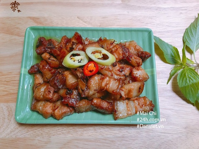 Mâm cơm ngon miệng, đẹp mắt thế này bảo sao chồng thích, con mê - 3
Thịt ba chỉ rửa sạch thái nhỏ ướp với 2 thìa nước mắm. Băm nhỏ hành, tỏi, sả để riêng ra bát con.