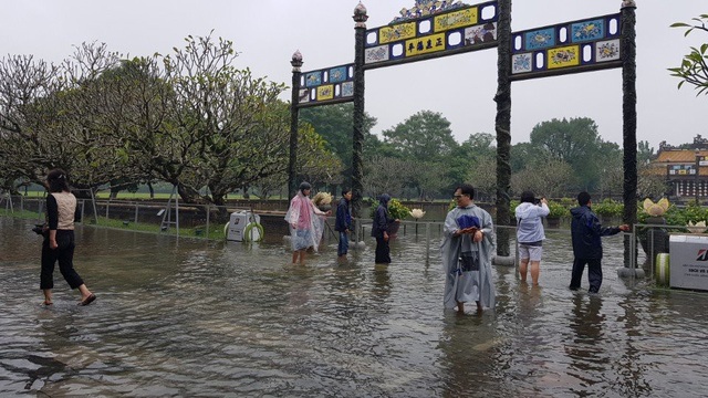 Hàng trăm nhà dân đang bị cô lập trong nước lũ - 11 Một số du khách vẫn lội nước vào Đại Nội tham quan.