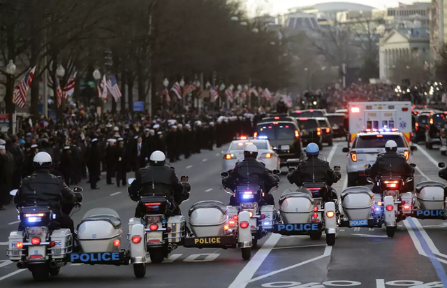 Chiêm ngưỡng dàn xe “Quái thú” của Tổng thống Trump - 6
Xe cảnh sát hộ tống sau đoàn xe (Ảnh: AP)
