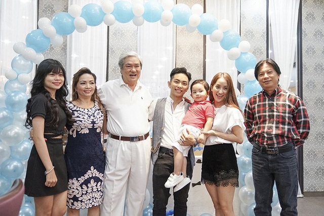 Khánh Thi tiết lộ cuộc sống với chồng kém 12 tuổi, làm dâu nhà đại gia - 2 Khánh Thi và gia đình bên chồng trong ngày sinh nhật con trai. Cô thừa nhận làm dâu nhà chồng đại gia khá thoải mái, không phải động tay động chân đến bất cứ việc gì.