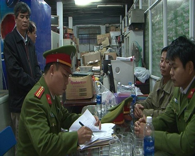 Chân dung “nữ doanh nhân tiêu biểu” xứ Huế bị khởi tố - 2
Cơ quan công an khám xét trụ sở Hợp tác xã Thương mại, dịch vụ Thuận Thành.