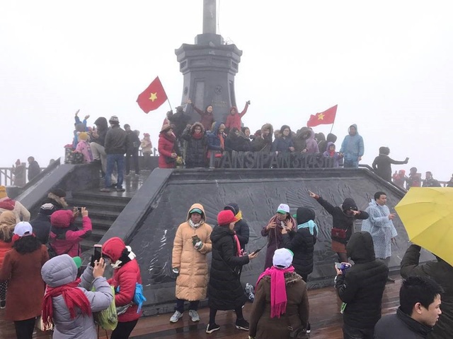 Sapa chìm trong biển người, 3 tiếng di chuyển được 30km - 6 Sapa chìm trong biển người, 3 tiếng di chuyển được 30km - 6