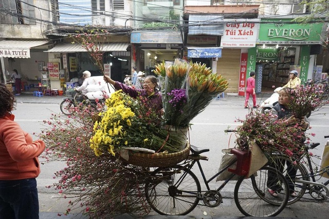 Tết về theo những chuyến xe chở đào đi rong trên phố - 6 Những cành đào nhỏ xinh bán rất chạy vào dịp này, người dân mua về có thể bày trên bàn trà, hoặc cắm lọ trên ban thờ đều đẹp.