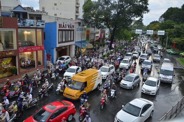 Cửa ngõ Hà Nội, Sài Gòn ùn tắc nghiêm trọng - 50
Đường Cộng Hòa và đường Trần Quốc Hoàn cửa ngõ sân bay bắt đầu xảy ra ùn xe