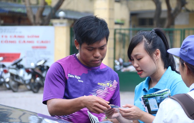 Hà Nội: Người dân lúng túng khi sử dụng công nghệ đỗ xe thông minh - 7
Trong hai ngày qua phần lớn lái xe lựa chọn việc thanh toán tiền gửi xe thông qua việc gửi tin nhắn chứ chưa tải phần mềm iParking.
