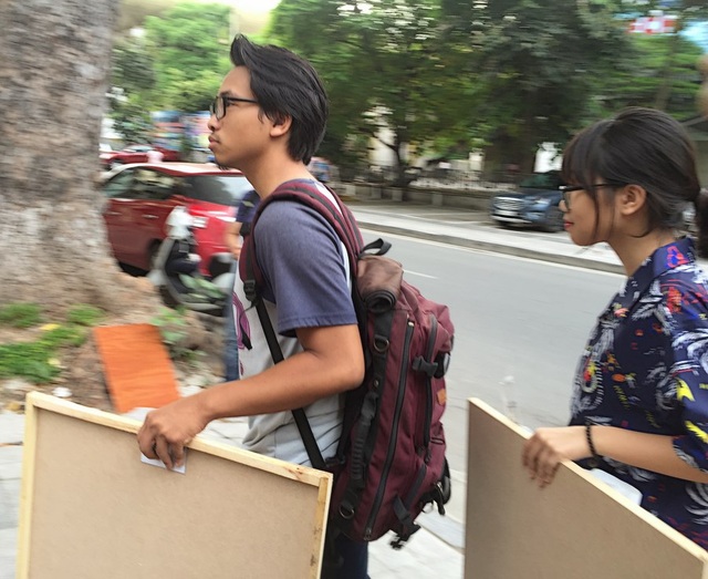 Thí sinh lỉnh kỉnh xô, chậu đi… thi đại học - 6 Sáng nay, các em thi môn Bố cục.