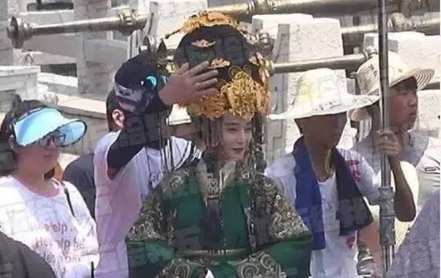 Mỹ nhân Hoa suýt "gãy cổ" vì những búi tóc khổng lồ - 7 Mỹ nhân Hoa suýt "gãy cổ" vì những búi tóc khổng lồ - 7