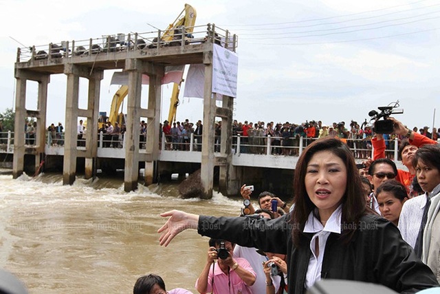 Yingluck Shinawatra: Người liên tục khiến chính trường Thái Lan "dậy sóng" - 7
Bà Yingluck kiểm tra cửa cống Bang Chom Sri (huyện In Buri, Sing Buri, Thái Lan) ngày 3/10/2011. Ảnh: Bangkok Post