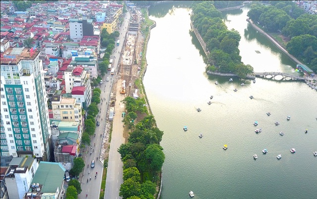 Hàng cây xà cừ cuối cùng trên đường Kim Mã trước ngày đánh chuyển - 9
Trước đó, để phục vụ thi công tuyến đường sắt Ga Hà Nội – Nhổn, 109 cây xanh bên hồ Thủ Lệ (đường Kim Mã) cũng đã bị đánh chuyển, chặt hạ, phần lớn trong đó là cây xà cừ.