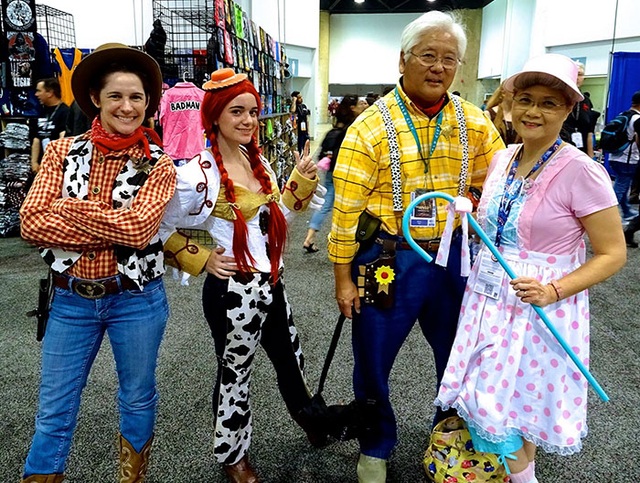 Cặp vợ chồng già đam mê cosplay gây sốt - 6 Ai bảo lớn tuổi là không thể mặc trang phục nổi bật rồi hóa thân thành Woody cùng Bo Peep trong “Toy Story”?