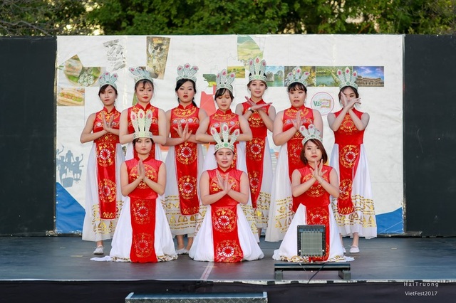 Bạn trẻ Việt trình diễn áo dài, nhảy sạp, hát quan họ ở Adelaide - 6 Bạn trẻ Việt trình diễn áo dài, nhảy sạp, hát quan họ ở Adelaide - 6