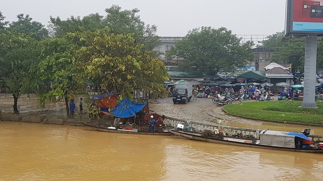 Hàng trăm nhà dân đang bị cô lập trong nước lũ - 12 Chợ Đông Ba