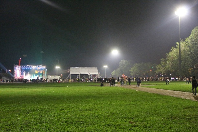 Không pháo hoa, giao thừa đậm chất văn hoá Việt - 13 Quảng trường Ngọ Môn năm nay lại càng đìu hiu, vắng người hơn rất nhiều dù có chương trình nghệ thuật