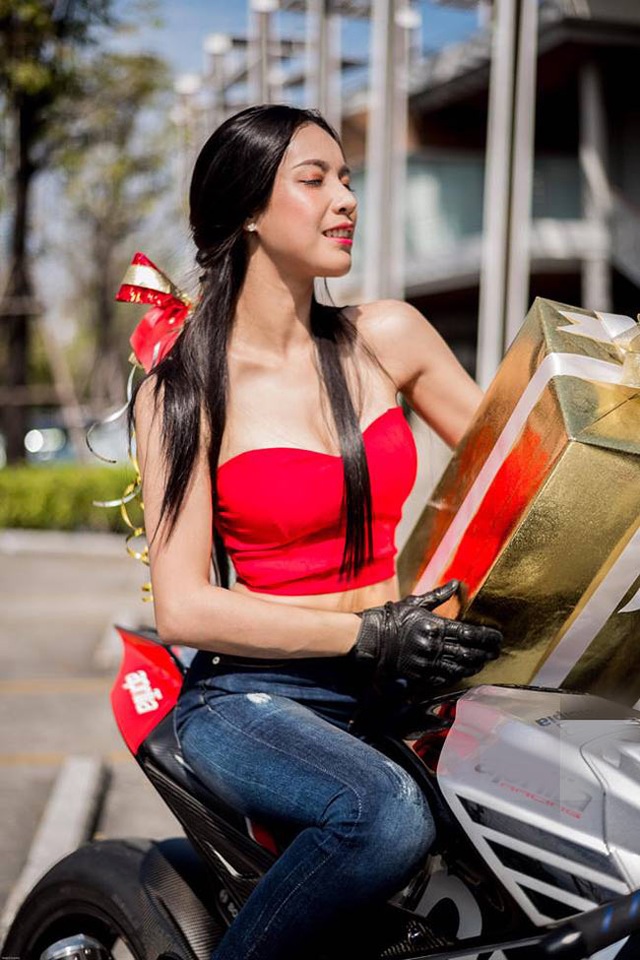 Cô gái có tài bốc đầu xe phân khối lớn khiến trai trẻ "săn lùng" - 8 Cô gái có tài bốc đầu xe phân khối lớn khiến trai trẻ "săn lùng" - 8