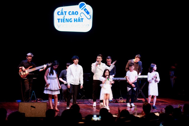 Chung kết cuộc thi FYD Voice Up Kid - Cất Cao Tiếng Hát 2017 - 7 Và đặc biệt là ca khúc mới nhất của Bích Phương Bao giờ lấy chồng, cô hát cùng tất cả các thí sinh. Anh Bùi Anh Tuấn cũng không quên tặng khán giả ca khúc Nơi tình yêu bắt đầu.