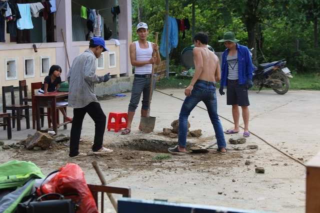 DHS Việt tại Nga về nước xây công trình phụ, tu bổ trường học ở bản Rào Con - 7
Người đào đất, người bê gạch, trộn vữa, người phát quang bụi rậm xung quanh trường, ai ai cũng cố gắng để hoàn thiện công việc một cách tốt nhất.