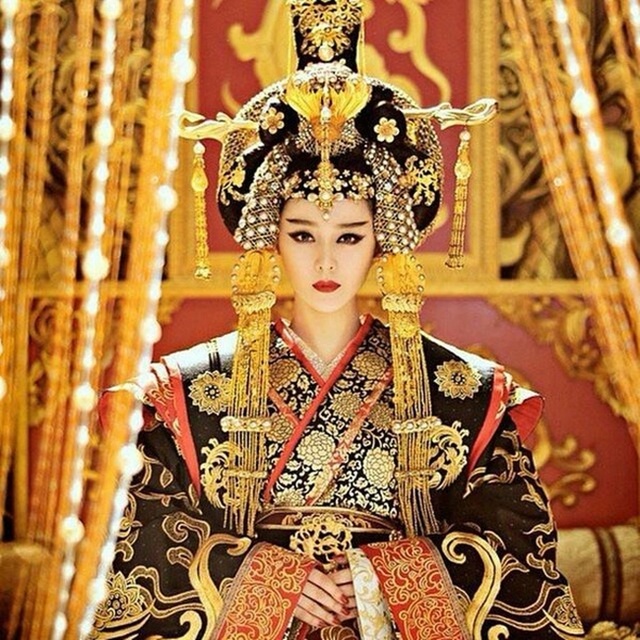 Mỹ nhân Hoa suýt "gãy cổ" vì những búi tóc khổng lồ - 8 Mỹ nhân Hoa suýt "gãy cổ" vì những búi tóc khổng lồ - 8