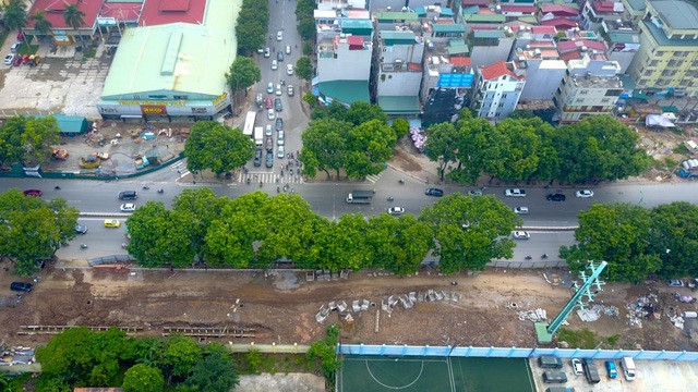 Công trường đường vành đai hơn 8.500 tỷ đồng ở Hà Nội - 7
Tuyến đường vành đai 3 này đi qua nút giao với đường Trần Quốc Hoàn và đường Hoàng Quốc Việt. Đây là hai nút giao thống thường xuyên ùn tắc vào giờ cao điểm.