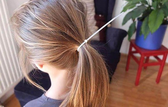 Bá đạo những hình ảnh "khi bố trông con" - 7 Cha cũng buộc tóc cho con gái lành nghề lắm nhé!