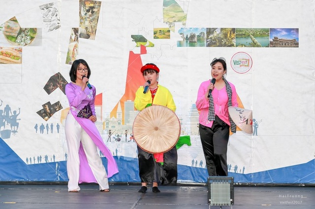 Bạn trẻ Việt trình diễn áo dài, nhảy sạp, hát quan họ ở Adelaide - 7 Bạn trẻ Việt trình diễn áo dài, nhảy sạp, hát quan họ ở Adelaide - 7