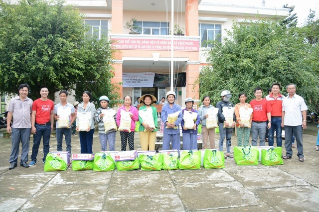 600 phần quà cứu trợ từ Lotte Mart đã đến với bà con cùng bão lũ Khánh Hòa, Phú Yên - 7 Những phần quà được trao tận tay bà con xã Xuân Phước, huyện Đồng Xuân, tỉnh Phú Yên