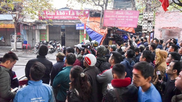 Hà Nội: Ngôi nhà 4 tầng trên phố bốc cháy dữ dội - 11
Một số người dân hiếu kỳ tập trung trước phố Lạc Nghiệp theo dõi vụ cháy. Theo lực lượng chức năng, rất may phía sau ngôi nhà có hồ nước giúp đơn vị PCCC có nguồn nước trực tiếp để dập lửa, không để cháy lan sang các nhà bên cạnh.